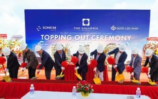 Lãnh đạo SonKim Land, Quốc Lộc Phát và các đối tác thực hiện nghi thức cất nóc.