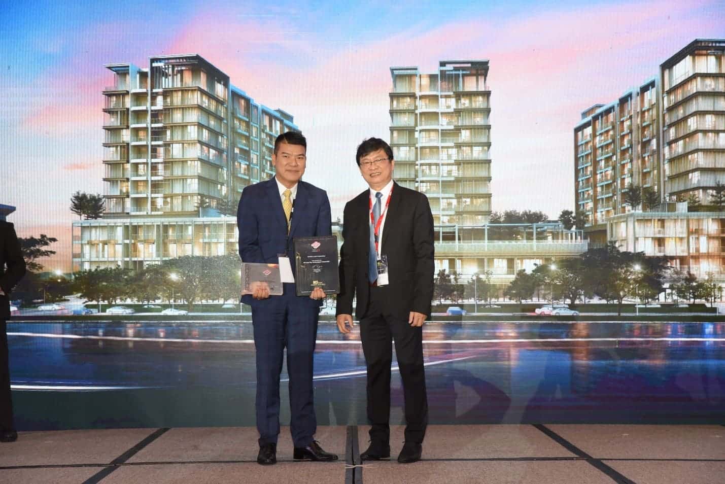 Đại diện SonKim Land (trái) nhận giải thưởng BCI Asia Awards.