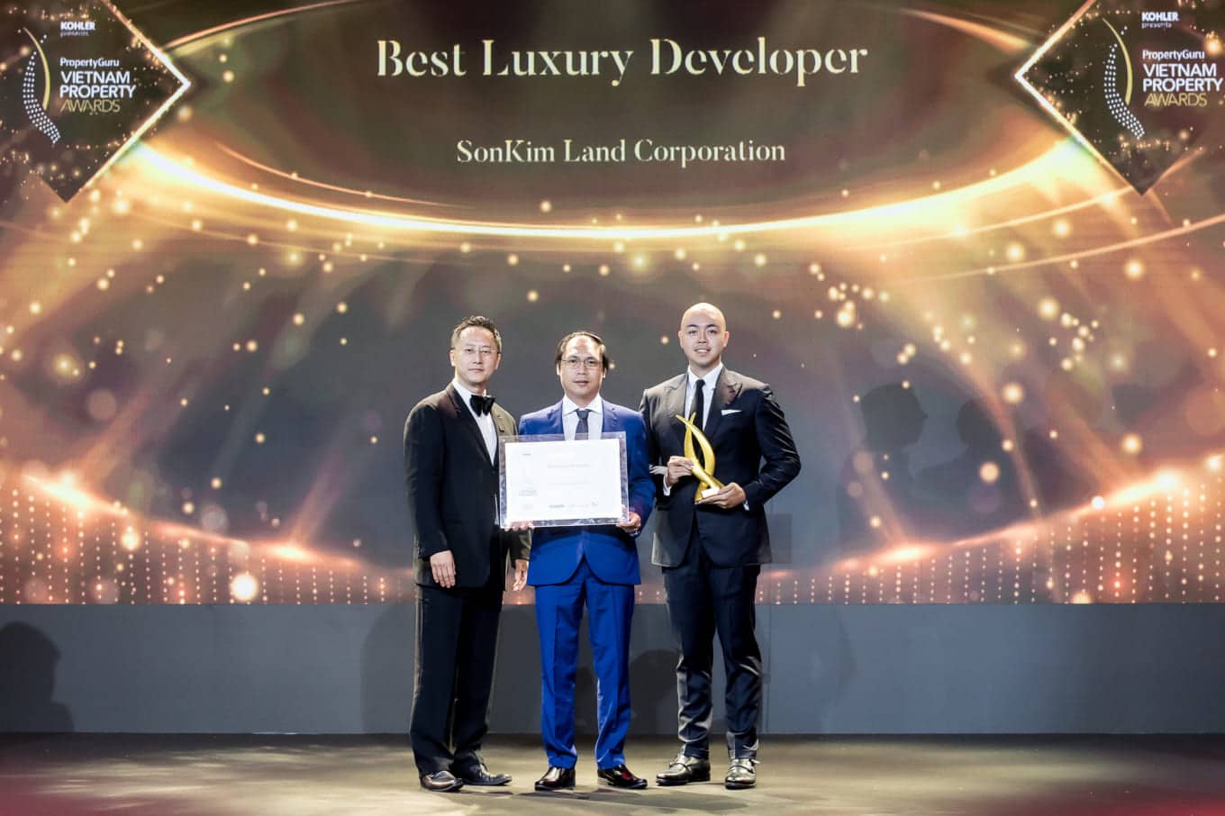 Đại diện SonKim Land nhận giải thưởng Nhà phát triển Bất động sản hạng sang tốt nhất.