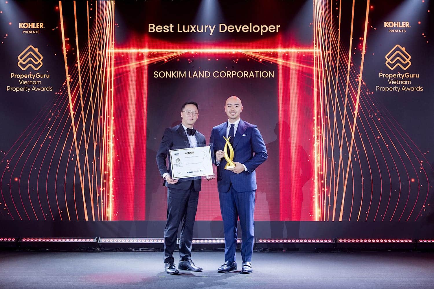 Đại diện SonKim Land nhận giải thưởng VPA 2023.