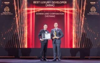 Đại diện SonKim Land (bên phải) nhận giải thưởng Nhà phát triển bất động sản cao cấp tốt nhất.